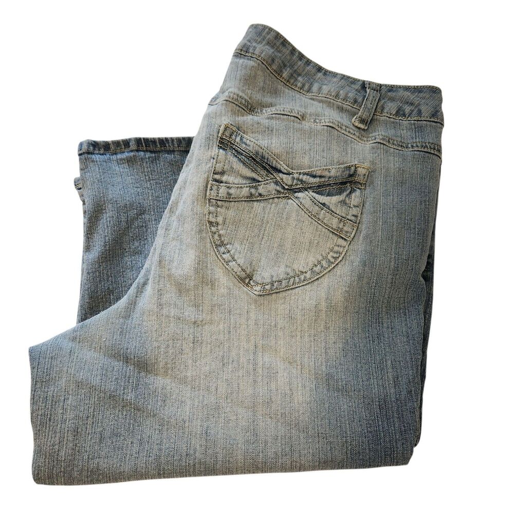 Cato Woman Plus Size 24W Light Wash Fading Cotton Stretch Denim Blue Jean Capris
